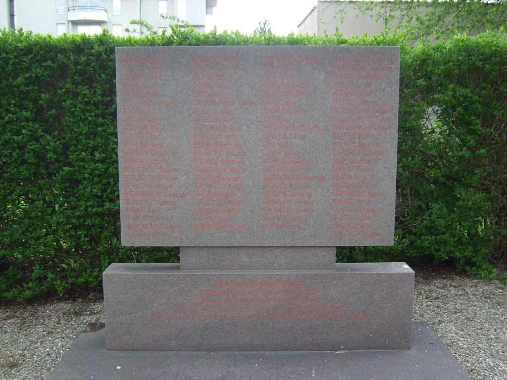 Gedenkstein auf dem jüd. Friedhof für die 86 Opfer der Menschenversuche