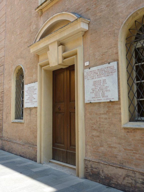 Eingang der Synagoge mit Gedenktafeln