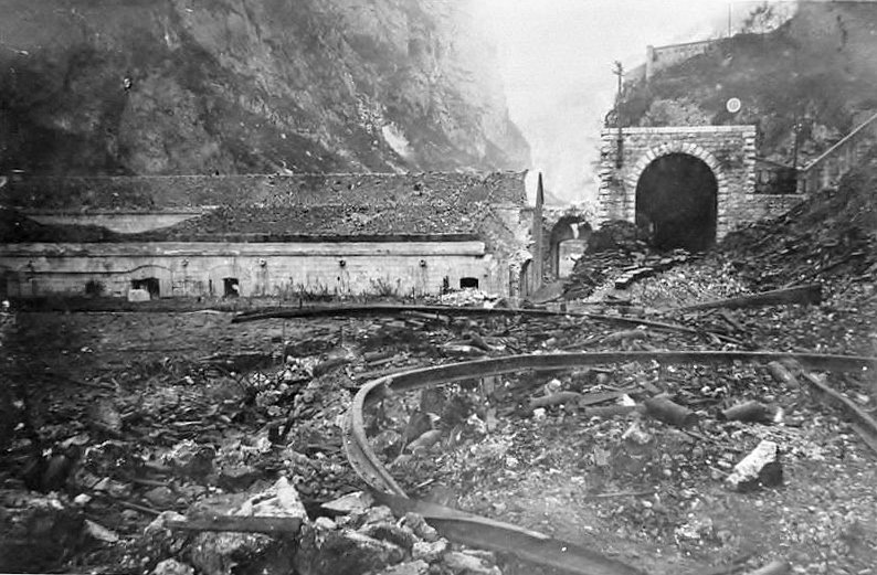 Sabotage der Bahnlinie bei Forte Tombion (Foto: Wikipedia)