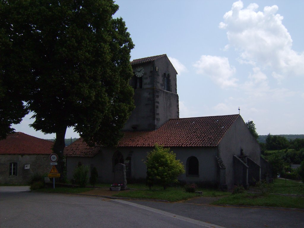 Kirche mit Gedenkstein