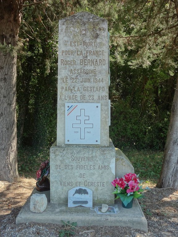 Stele Roger Bernard ; Quelle: wikipedia Sébastien Thébault, CC BY-SA 3.0