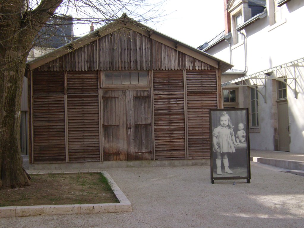 renovierte Lagerbaracke aus dem Lager Beaune am Eingang zum Cercil-Museum