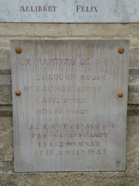 Gedenktafel „Aux Martyrs de Signes“ am Totendenkmal