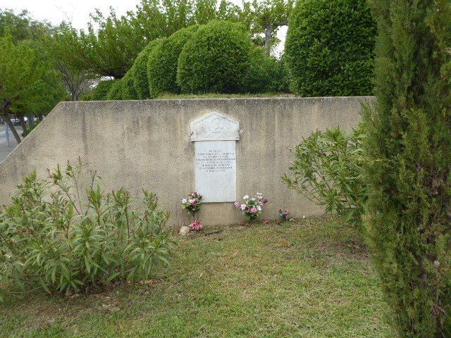 Gedenktafel Biggi und Marini, Außenmauer des Friedhofs