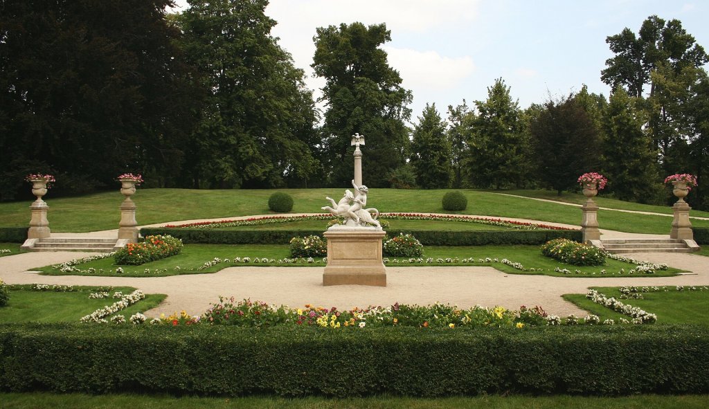 Schloss Łanćut: Schlossgarten (Quelle: cs.wikipedia. Artikel: Łańcut (z&aacute;mek)) &copy; Przykuta CC BY-SA 3.0