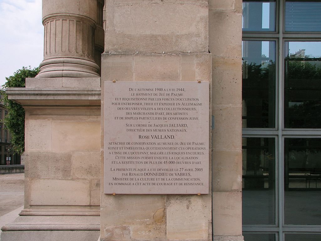 Gedenktafel Rose Valland am Museum Jeu de Paume; © TCY, Wikipedia, CC BY-Sa 3.0
