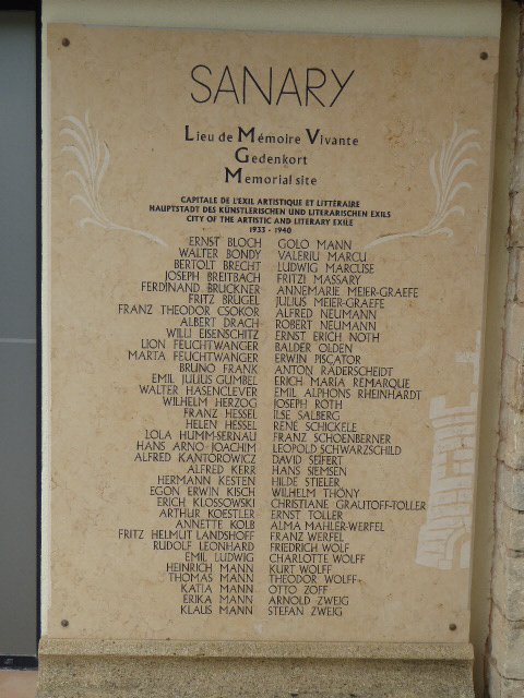Tafel mit 68 Namen am Tourismusbüro