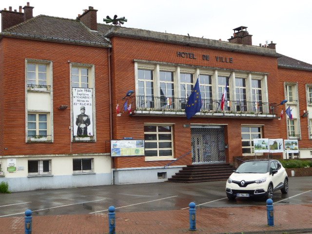Rathaus mit Bild von Charles N'Tchoréré 