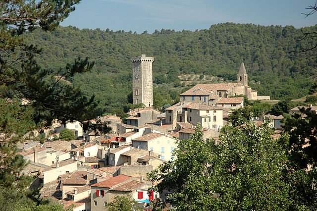 Saint-Martin-de-Brômes mit Uhrturm; Foto: Calips, wikimedia, CC BY-SA 3.0
