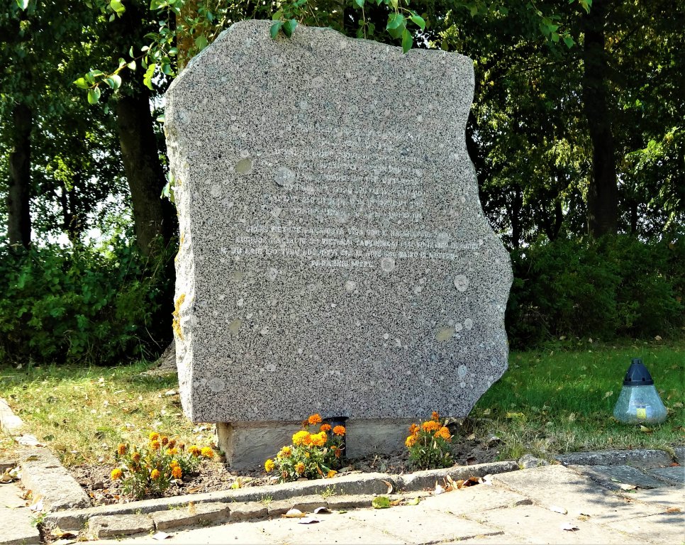 Gedenkstein auf dem Friedhof
