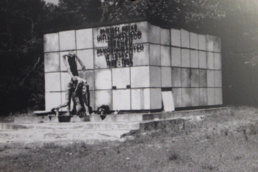 erstes Denkmal 1963