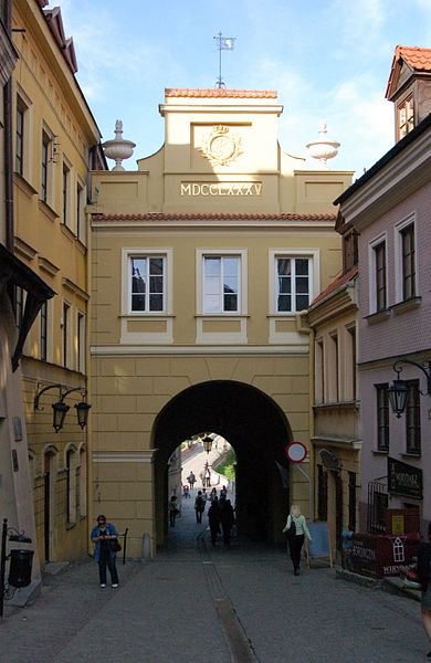 Grodzka-Tor zwischen Schloss und Stadt; Foto: Wistula, wikimedia