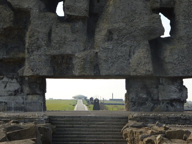 Denkmal, vom 'Tor' (Eingang) zum Tod (Mausoleum)