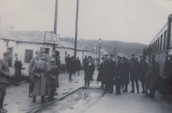 Deutsche Offizielle am Bahnhof Izbica (1942); histor. Foto