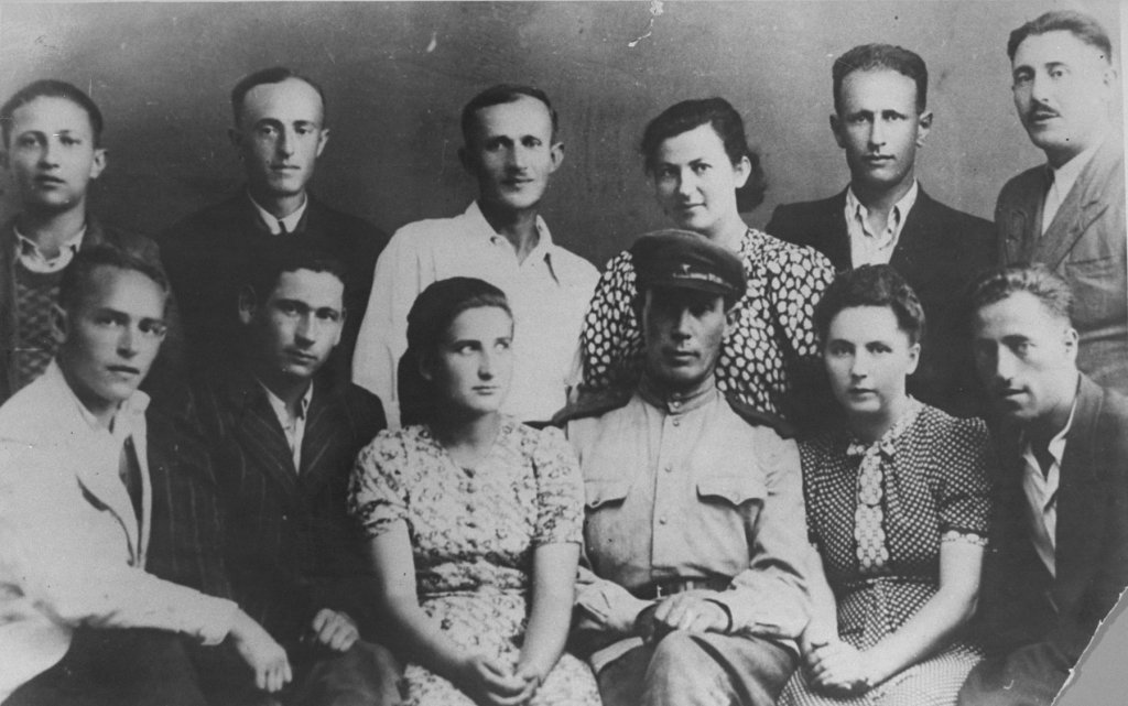 Gruppenfoto von Überlebenden (1944 in Chelm; Felhendler, obere Reihe, rechts); Quelle: USHMM ‚ Nr. 10625
