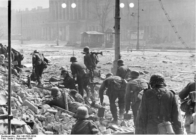 Warschau, Deutsche Soldaten im Straßenkampf; © Bundesarchiv, Bild 183-J27793 / Schremmer / CC-BY-SA 3.0