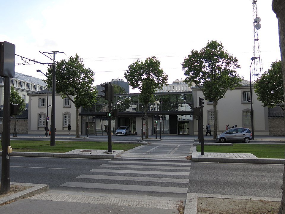 Caserne des Tourelles, Boul. Mortier 141 (2014); Foto: tangopaso, wikipedia, gemeinfrei