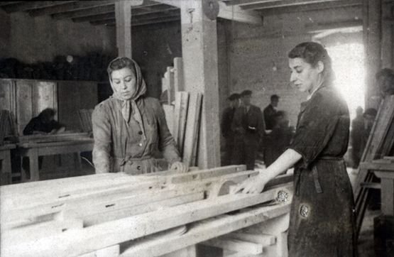Frauen in einer Tischlerei; Foto: Mendel Grosman / Henryk Ross; Quelle: Archiwum Państwowe w Łodz 