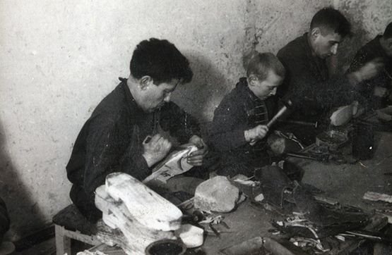 Arbeit in Schusterwerksatt; Foto: www.ausstellung-zwangsarbeit.org