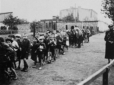 „Sperre“ - Kinder werden deportiert; Quelle: wikimedia/USHMM
