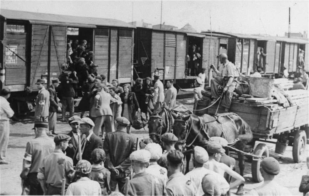 Juden aus Lodz werden in den Zug nach Kulmhof gebracht; Foto: USHMM 02625 