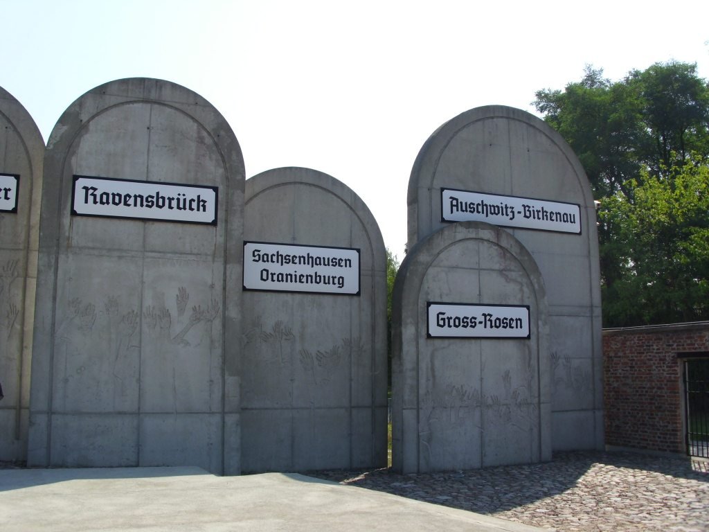 symbolische Grabsteine; Foto: B. Stoll