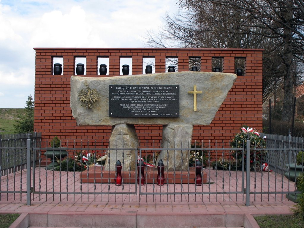 Denkmal Jozef und Wiktoria Ulma (Quelle: commons.wikimedia &copy; Wojciech Pysz CC BY-SA 3.0)