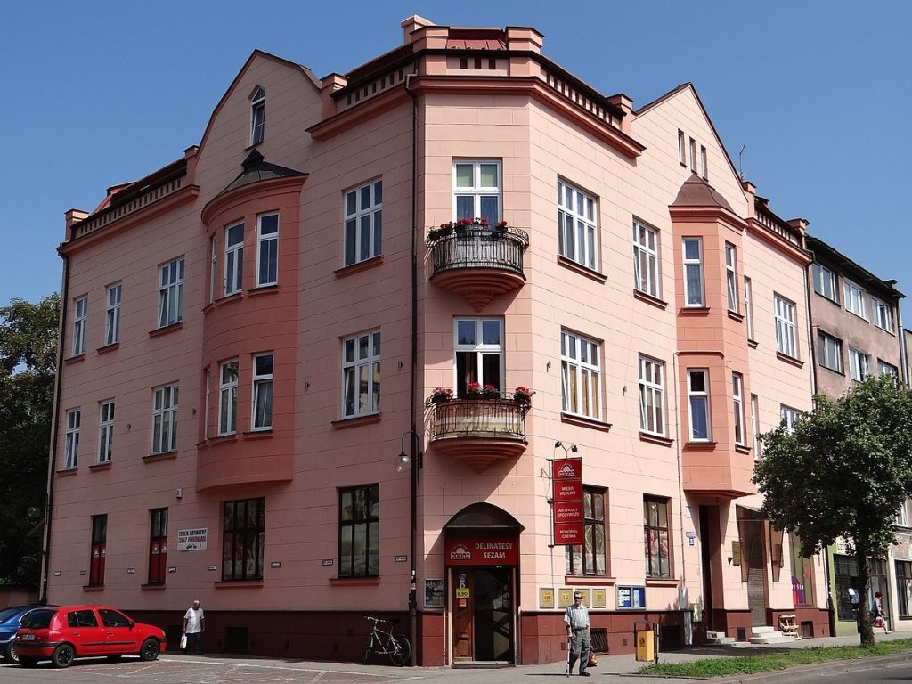 Ehemaliges Gestapo Hauptquartier (Quelle: commons.wikimedia &copy; Adam Jones CC BY-SA 2.0)