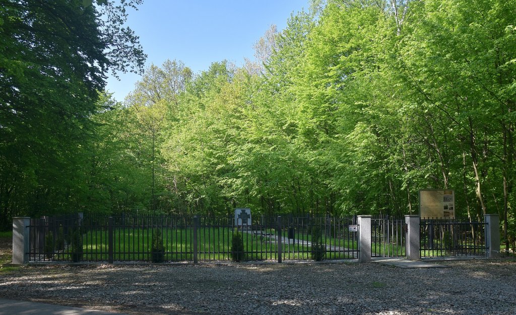 Massengrab im Dobrucowa-Wald (Quelle: pl.wikipedia &copy; Henryk Bielamowicz CC BY 3.0)