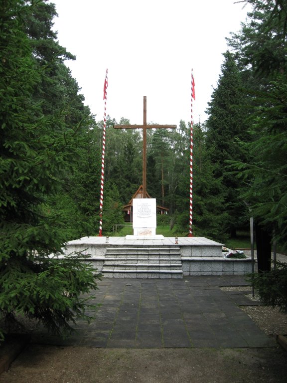 Denkmal f&uuml;r die Opfer der Jahre 1941-1945 im Wald bei Białuty (Quelle: de.wikipedia &copy; Beax - CC BY-SA 3.0)