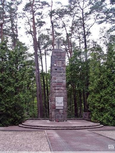 Denkmal im Wald von Piasnica (© Hermann Unterhinninghofen, Stand: 18.9.2021) Denkmal im Wald von Piasnica (© Hermann Unterhinninghofen, Stand: 18.9.2021)