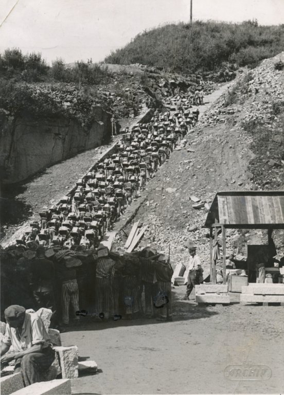 KZ Mauthausen, Häftlinge auf der Todesstiege; Quelle: KZ-Gedenkstätte Mauthausen