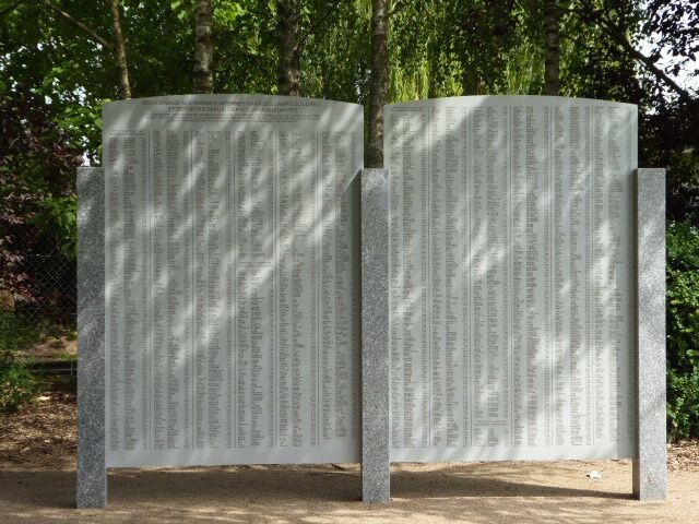 Tafeln zu Ehren der in Beaune und Pithiviers internierten und von dort deportierten Kinder