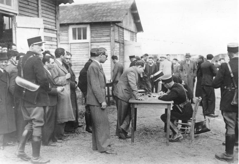 Registrierung von Opfern der billet vert-Razzia im Lager Pithiviers (Quelle: Bundesarchiv, Bild 183-S69238; wikimedia CC-BY-SA 3.0 de