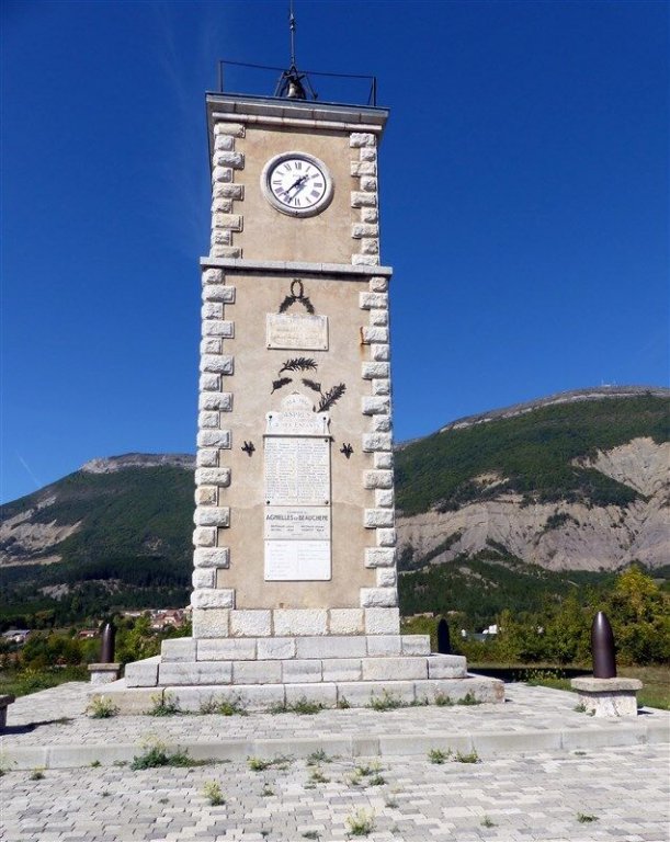 Uhrturm und Totendenkmal; Foto: Sylvie Damagnez, genweb, CC BY-NS-SA 2.0
