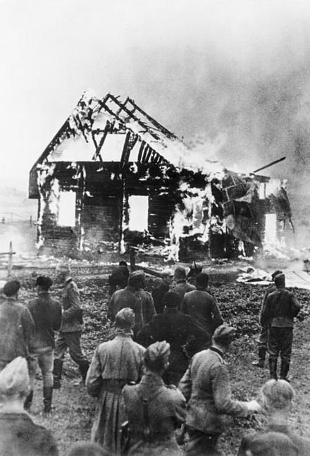 Von Litauern angezündete Synagoge; Wehrmachtssoldaten schauen unbeteiligt zu (BArch)