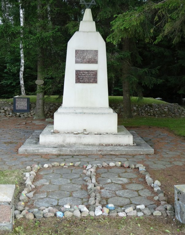 Monument im Wald von Luponiai
