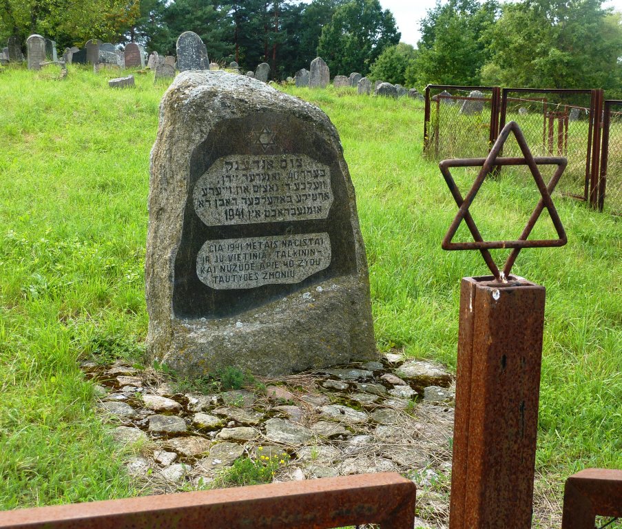 Gedenkstein am Eingang zum jüdischen Friedhof