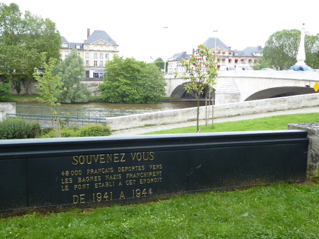Gedenktafel an der alten Oise-Brücke