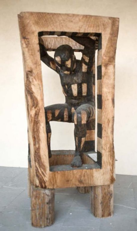 Holzskulptur vor dem Museum