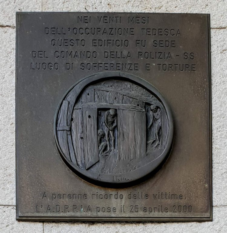Gedenktafel am ehemaligen Sitz der Gestapo an der Piazza Oberdan