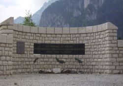 Denkmal mit Inschrift