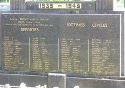 30 Namen von Deportierten, Totendenkmal