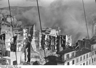 gesprengte Häuser im Hafenviertel; © Bundesarchiv: Bild 101I-027-1481-30 