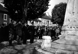 Maquisards vor dem Totendenkmal © Collections départementales des Musées de l'Ain