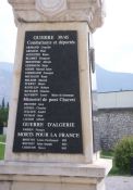 Totendenkmal: Namen der Résistants und Deportierten