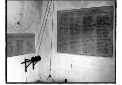 Tafeln im Krematorium: rechts für die 108 erschossenen Alliance-Mitglieder und links für die 33  GMA-Vosges-Kämpfer (© Martin Graf)