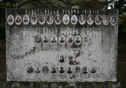 Erinnerung an die Kriegsgefallenen und die zehn Opfer (Foto: Baldini)