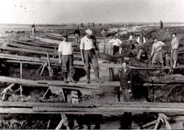 jüdische Zwangsarbeiter beim Brückenbau; © Yad Vashem Item ID 100055/ArchNr. 69EO1