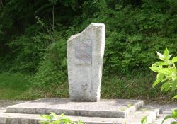 Stele 'Märtyrerdorf', bei Croix Blanche